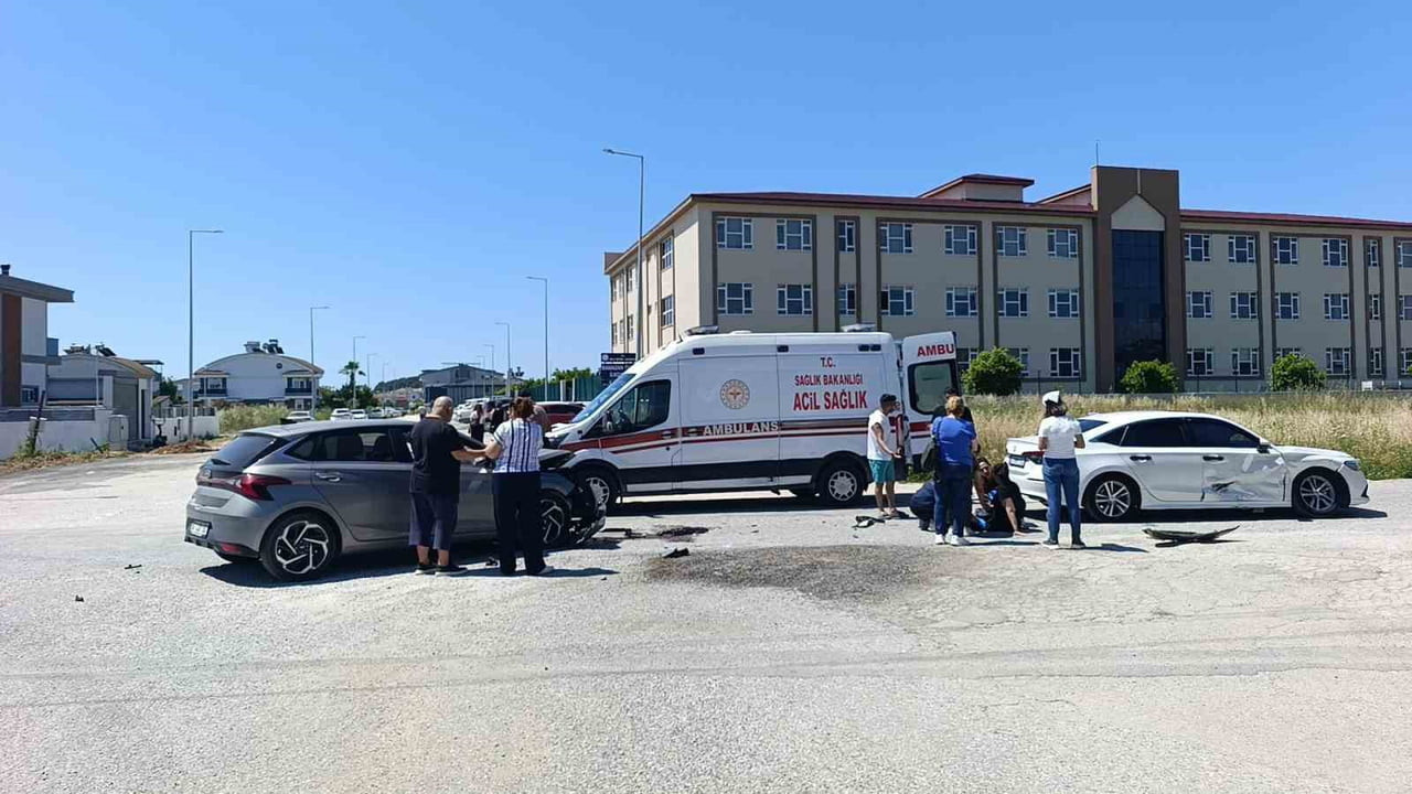 ANTALYA'NIN MANAVGAT İLÇESİNDE KONTROLSÜZ KAVŞAKTA İKİ OTOMOBİLİN ÇARPIŞMASI SONUCU MEYDANA GELEN...