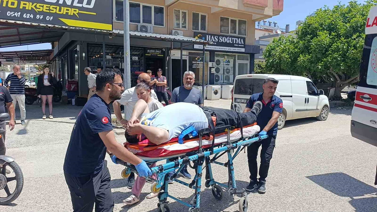 ANTALYA'NIN MANAVGAT İLÇESİNDE KONTROLSÜZ KAVŞAKTA MEYDANA GELEN TRAFİK KAZASINDA OTOMOBİLE ÇARPAN...