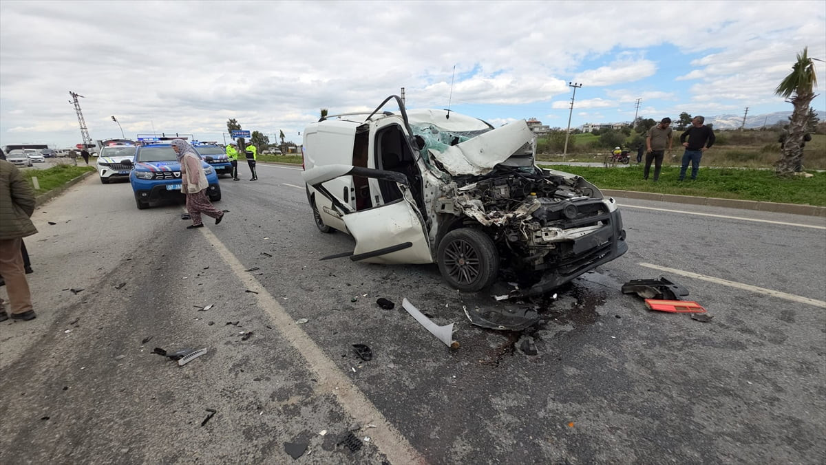 Antalya'nın Manavgat ilçesinde midibüs ile hafif ticari aracın çarpıştığı kazada 7 kişi...