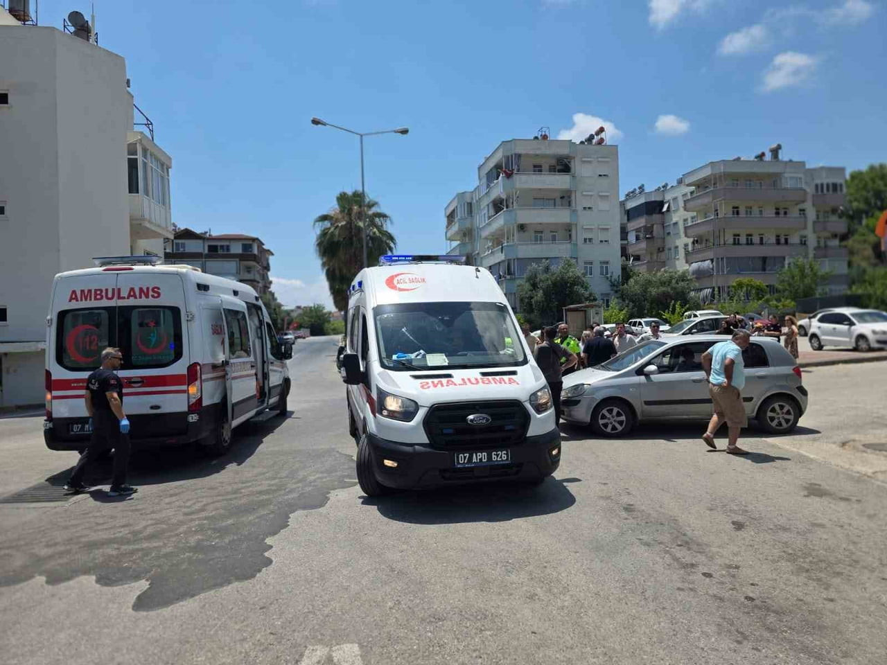 ANTALYA'NIN MANAVGAT İLÇESİNDE MOTOSİKLET İLE OTOMOBİLİN ÇARPIŞMASI SONUCU MEYDANA GELEN KAZADA 2...