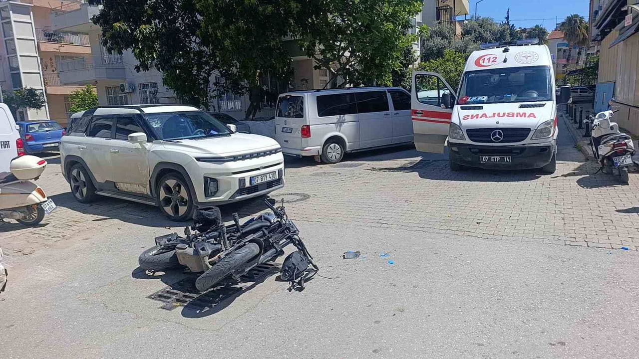 ANTALYA'NIN MANAVGAT İLÇESİNDE  MOTOSİKLETİN OTOMOBİLE YANDAN ÇARPMASI SONUCU MEYDANA GELEN KAZADA...