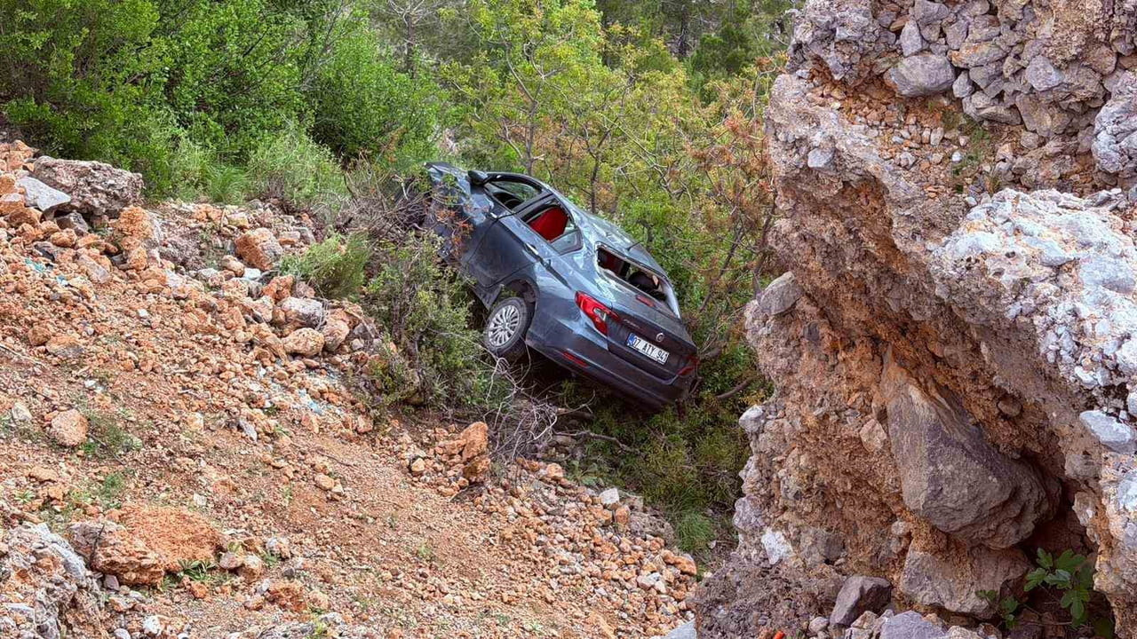 ANTALYA'NIN MANAVGAT İLÇESİNDE OTOMOBİLİN ŞARAMPOLE YUVARLANMASI SONUCU MEYDANA GELEN KAZADA AYNI...