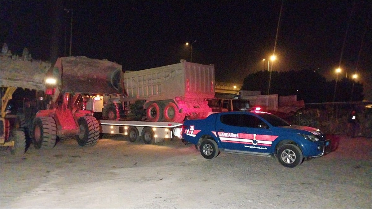 Antalya'nın Manavgat ilçesinde sahilden kamyonla kum çaldıkları iddiasıyla gözaltına alınan 3...