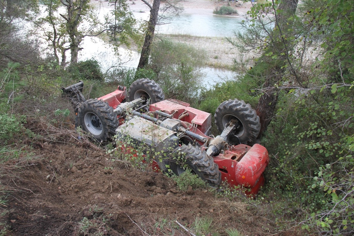 Antalya'nın Manavgat ilçesinde şarampole devrilen iş makinesinin operatörü yaralandı.