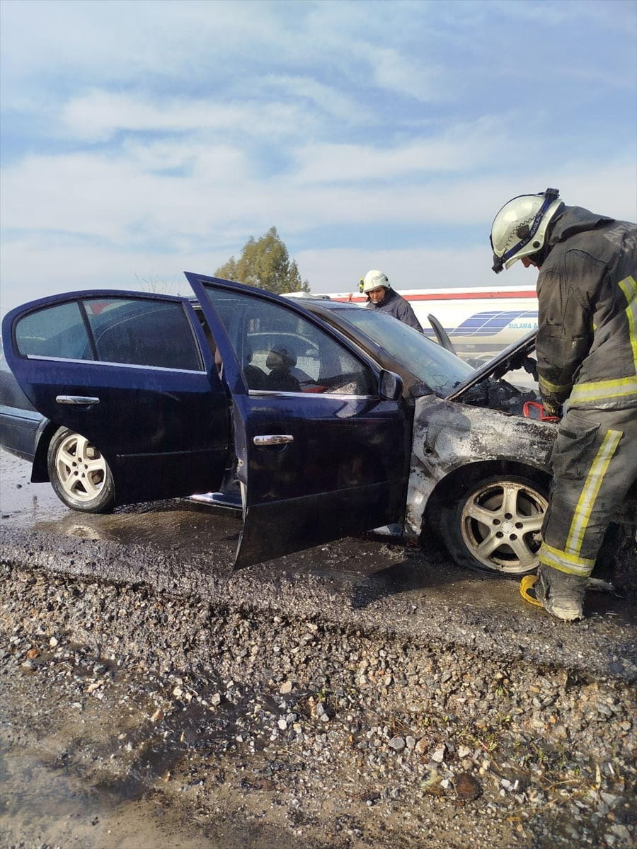 Antalya'nın Manavgat ilçesinde seyir halindeki otomobilde çıkan yangın söndürüldü.