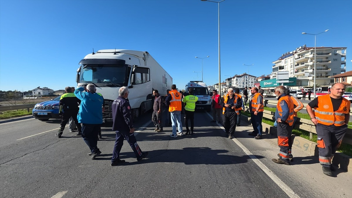 Antalya'nın Manavgat ilçesinde tırın çarptığı Karayolları işçisi hayatını kaybetti.
