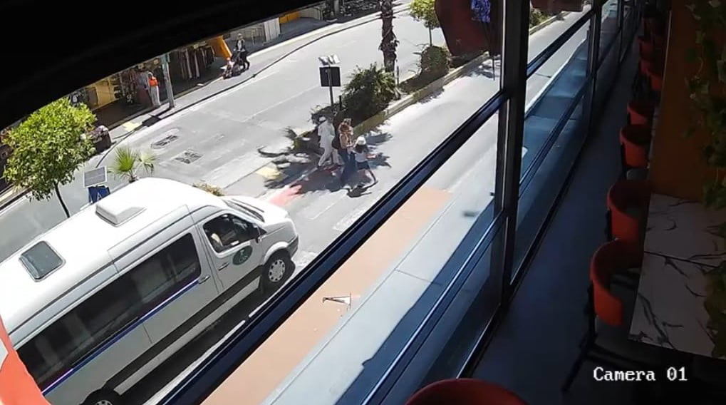 ANTALYA'NIN MANAVGAT İLÇESİNDE YAYA GEÇİDİNDEN GEÇEN YAYALARA YOL VERMEK İÇİN DURAN MİNİBÜSE...