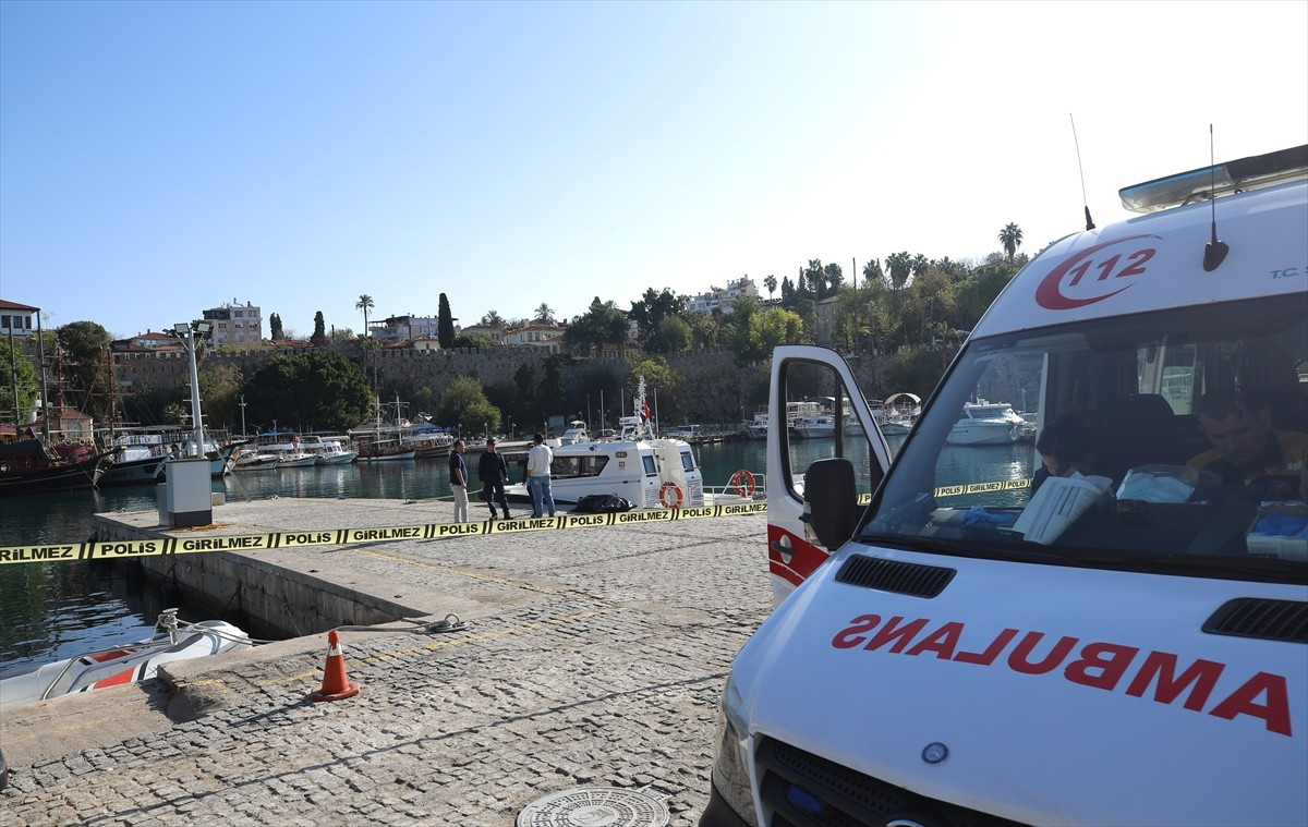 Antalya'nın Muratpaşa ilçesi açıklarında denizde kadın cesedi bulundu. Kaleiçi Yat Limanı'na...