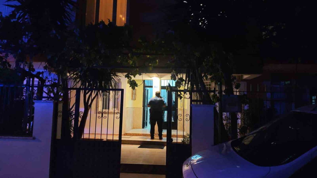 ANTALYA'NIN MURATPAŞA İLÇESİNDE 16 YAŞINDAKİ ÇOCUK, EVİNDE BAŞINDAN POMPALI TÜFEKLE VURULMUŞ HALDE...