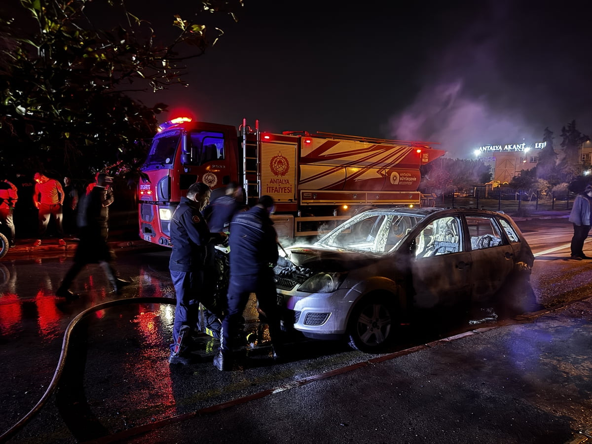 Antalya'nın Muratpaşa ilçesinde benzin dökerek iki aracı ateşe veren şüpheli gözaltına alındı....