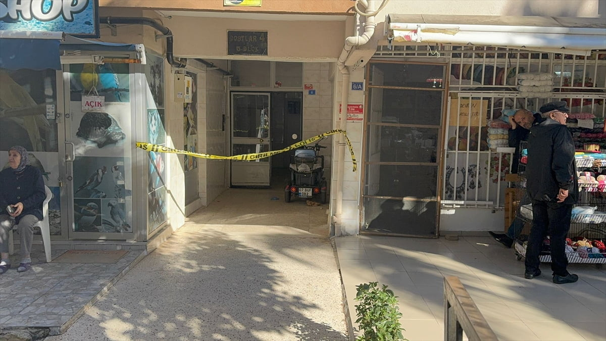 Antalya'nın Muratpaşa ilçesinde bir evde 2 kişi ölü bulundu. Cenazeler incelemenin ardından otopsi...