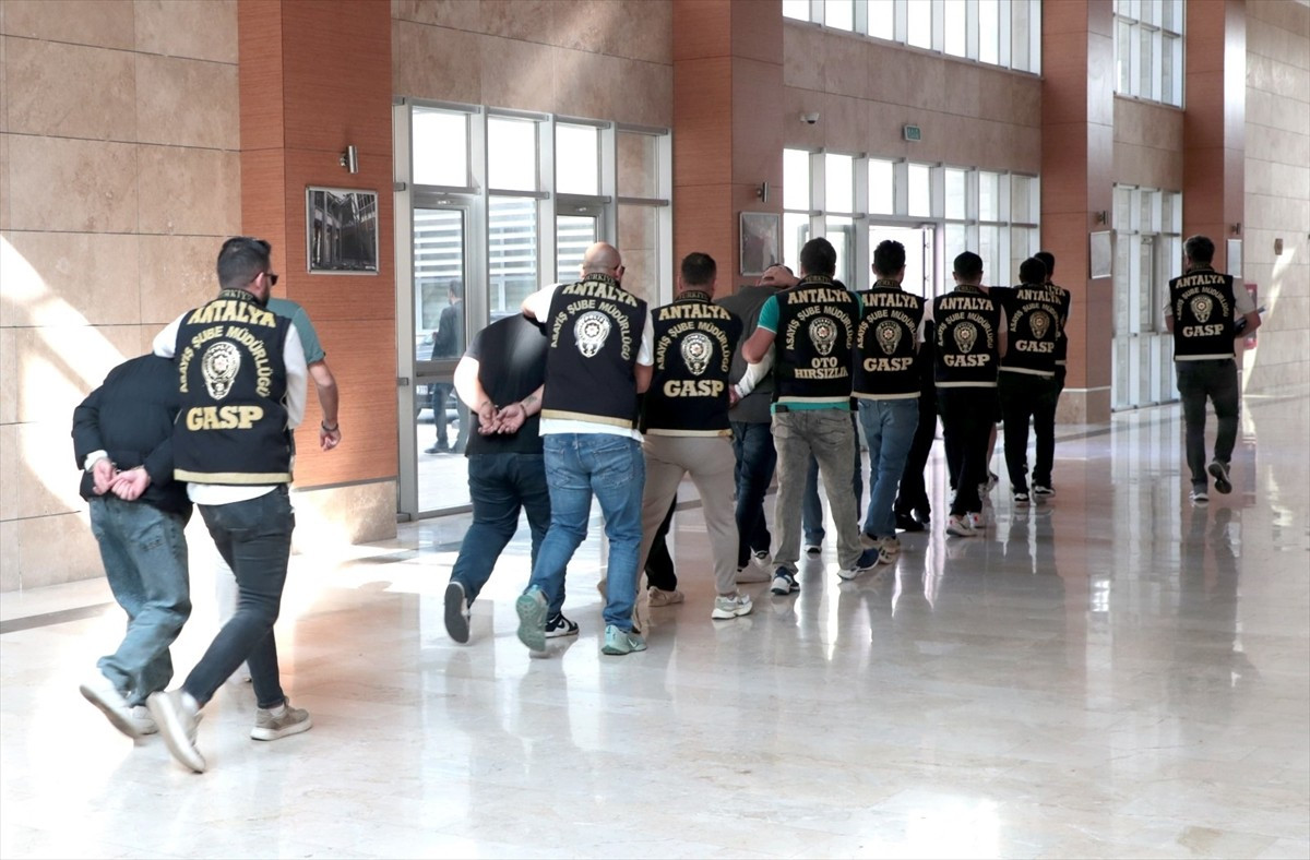 Antalya'nın Muratpaşa ilçesinde bir iş yerine patlayıcıyla yapılan saldırıyla ilgili gözaltına...