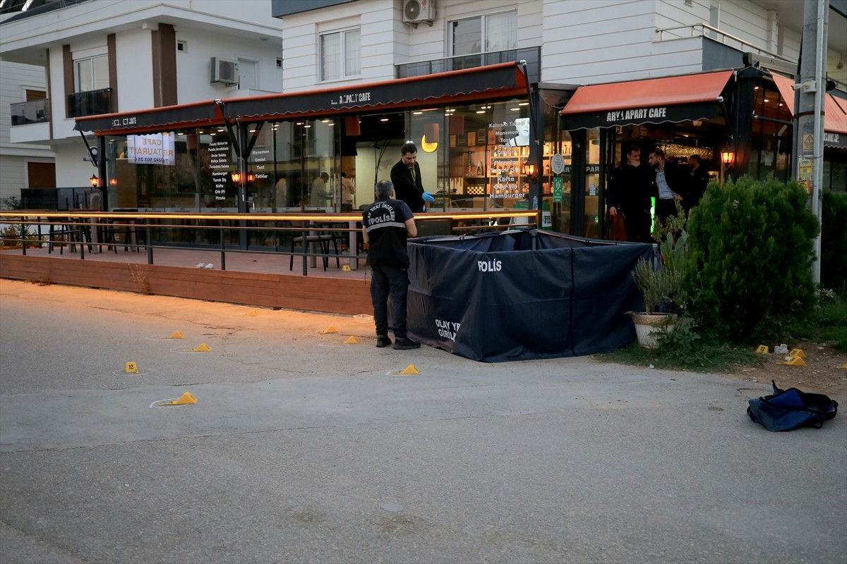 Antalya'nın Muratpaşa ilçesinde bir restoranda çıkan silahlı kavgada 1 kişi hayatını kaybetti....