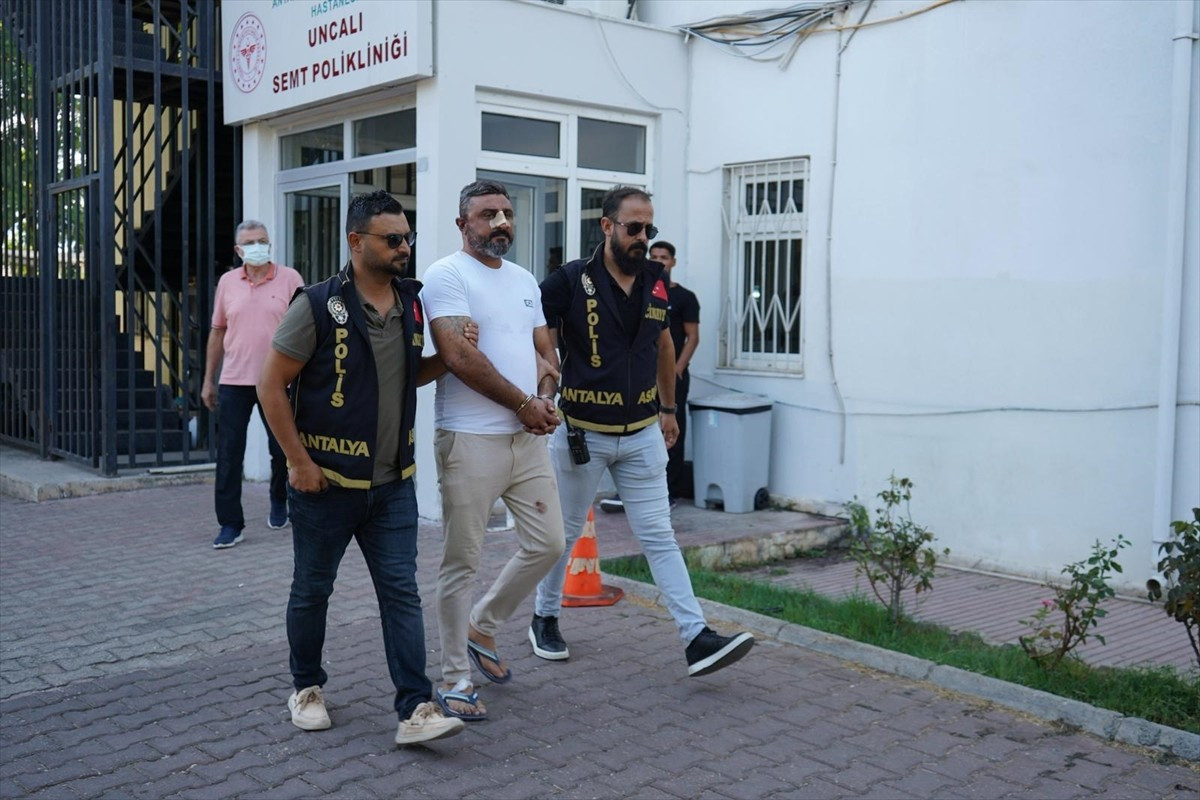 Antalya'nın Muratpaşa ilçesinde, eski futbolcu Mehmet Cemil Altın'ın oğlu restoran işletmecisi...