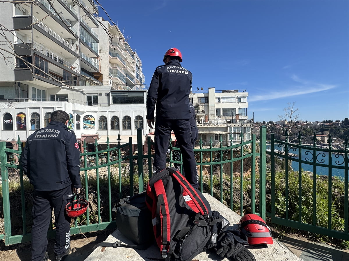 Antalya'nın Muratpaşa ilçesinde falezlerde mahsur kaldığı sanılan kedi, kendiliğinden ekiplerin...