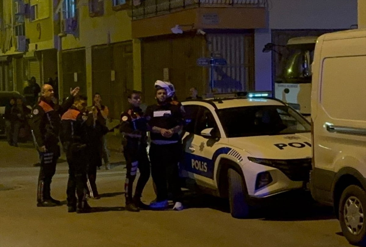 Antalya'nın Muratpaşa ilçesinde iki aile arasında çıkan silahlı kavgada 2 kişi yaralandı.