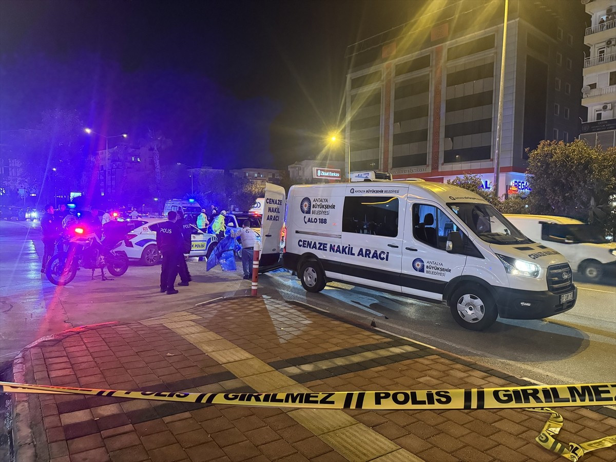 Antalya'nın Muratpaşa ilçesinde, kamyonun çarptığı motosikletin sürücüsü yaşamını...