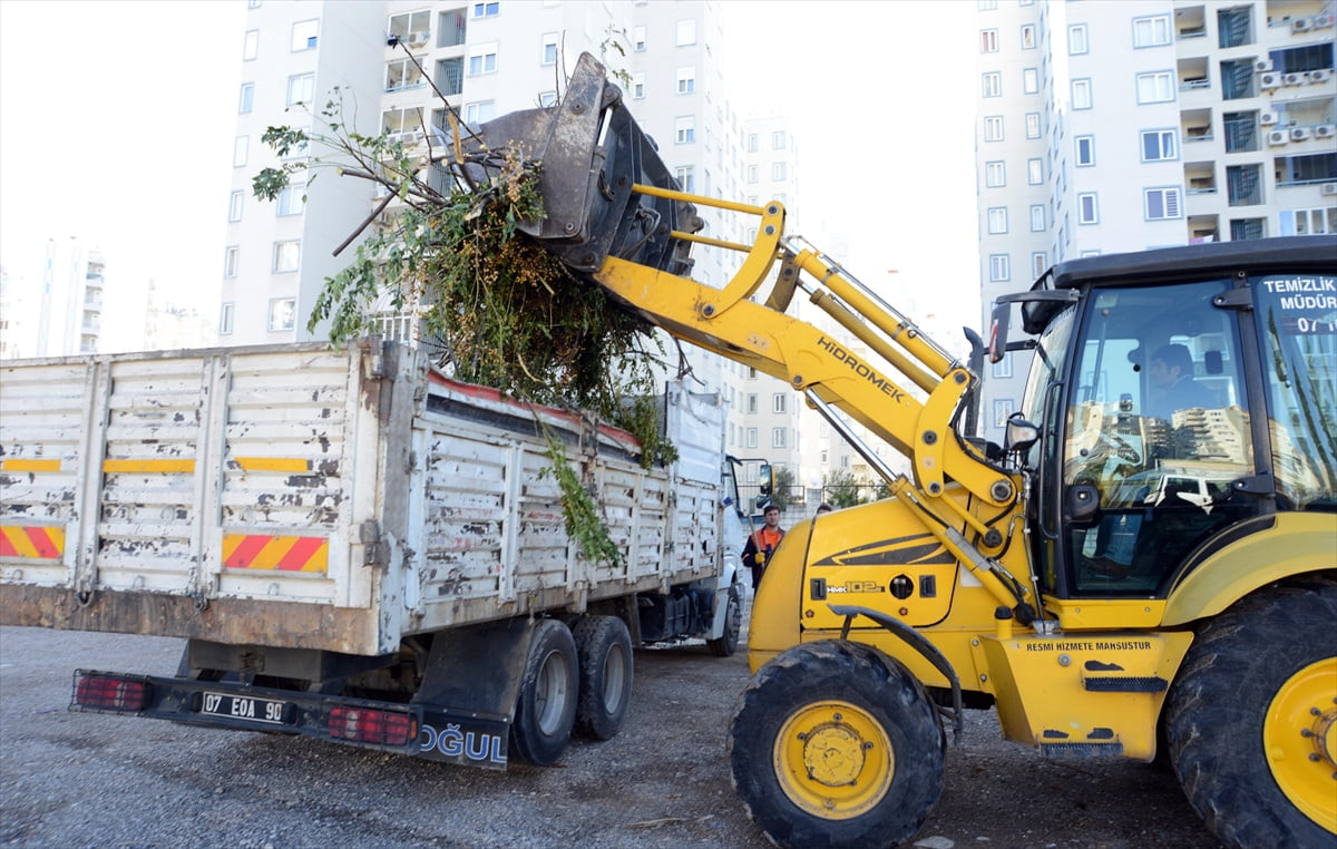 Antalya'nın Muratpaşa ilçesinde kurallara uymayarak çevre ve görüntü kirliliğine neden olan 162...
