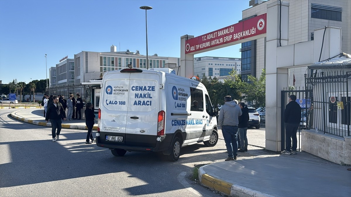 Antalya'nın Muratpaşa ilçesinde, motosikletinin kamyonla çarpışması sonucu hayatını kaybeden 17...