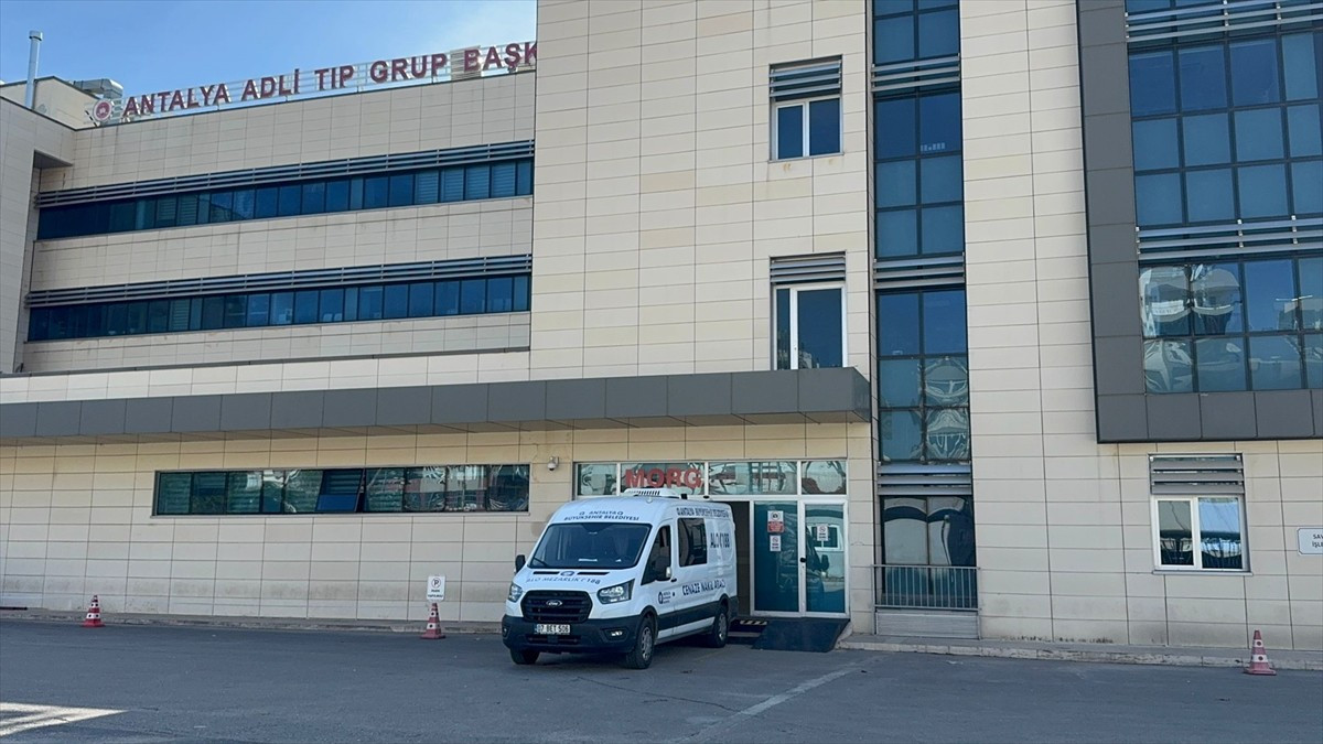 Antalya'nın Muratpaşa ilçesinde tartıştığı kişinin bıçakla yaraladığı bir otelin güvenlik...