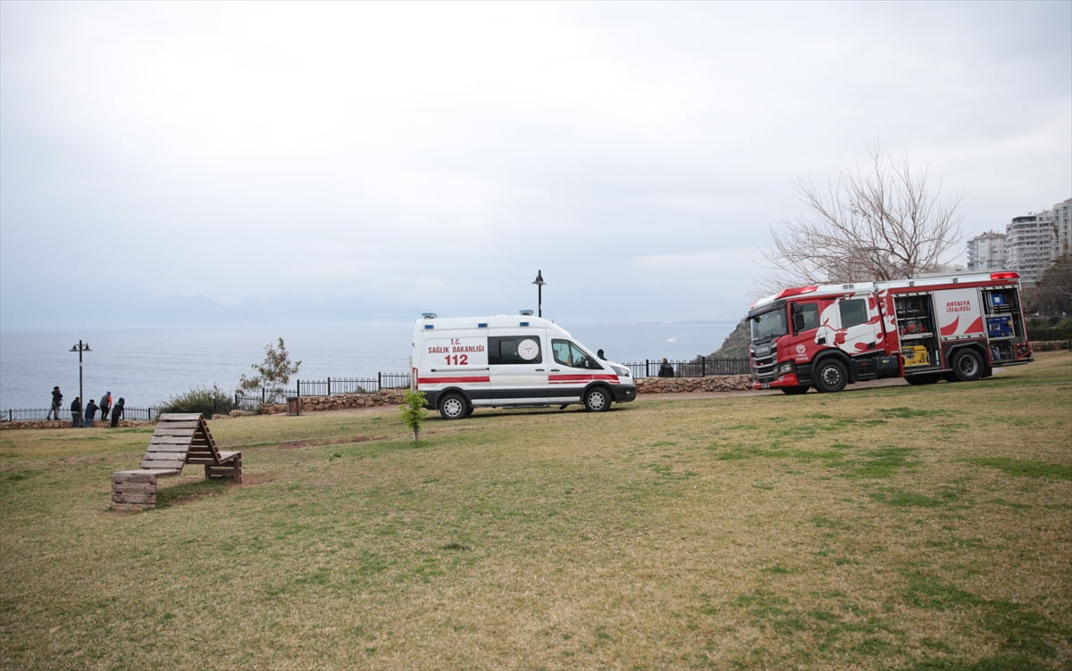 Antalya'nın Muratpaşa ilçesindeki falezlerde yaklaşık 10 metre yükseklikten düşen kişi yaralandı....