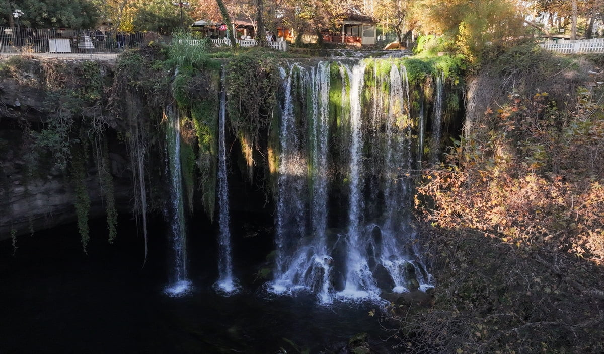 Antalya'nın önemli doğal güzellikleri arasında yer alan ve dört mevsim ziyaretçi çeken Düden...