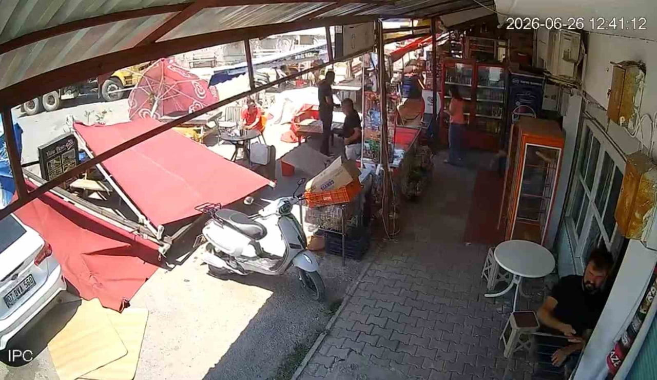 ANTALYA'NIN SERİK İLÇESİNDE ANİDEN ÇIKAN HORTUM, İŞ YERİNİN TENTESİNİ VE ŞEMSİYELERİNİ...