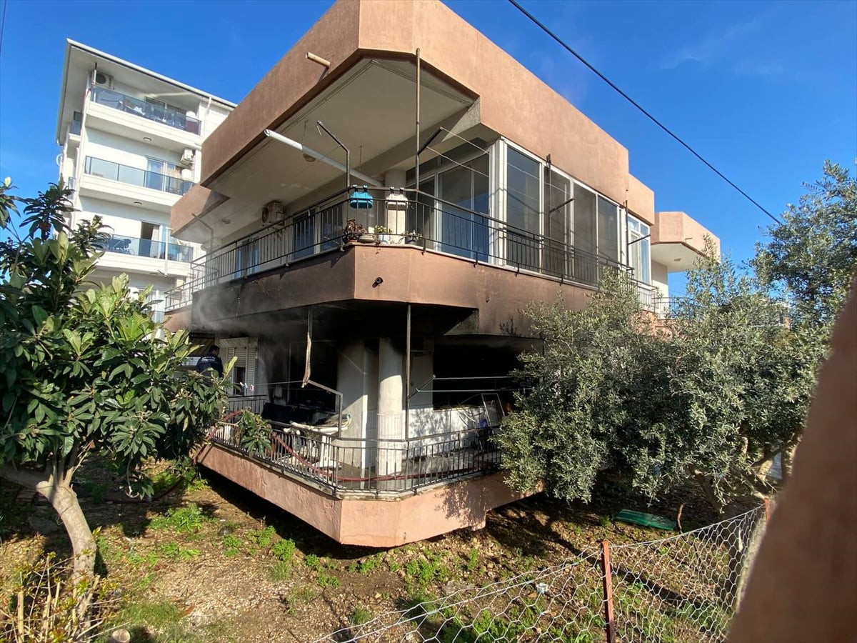 Antalya'nın Serik ilçesinde bir evde çıkan yangında bir kişi yaralandı.