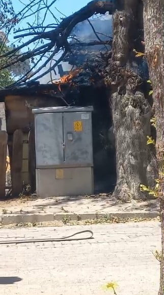 ANTALYA'NIN SERİK İLÇESİNDE BİR GECEKONDUDA ÇIKAN YANGIN İTFAİYE EKİPLERİNİN ZAMANINDA...