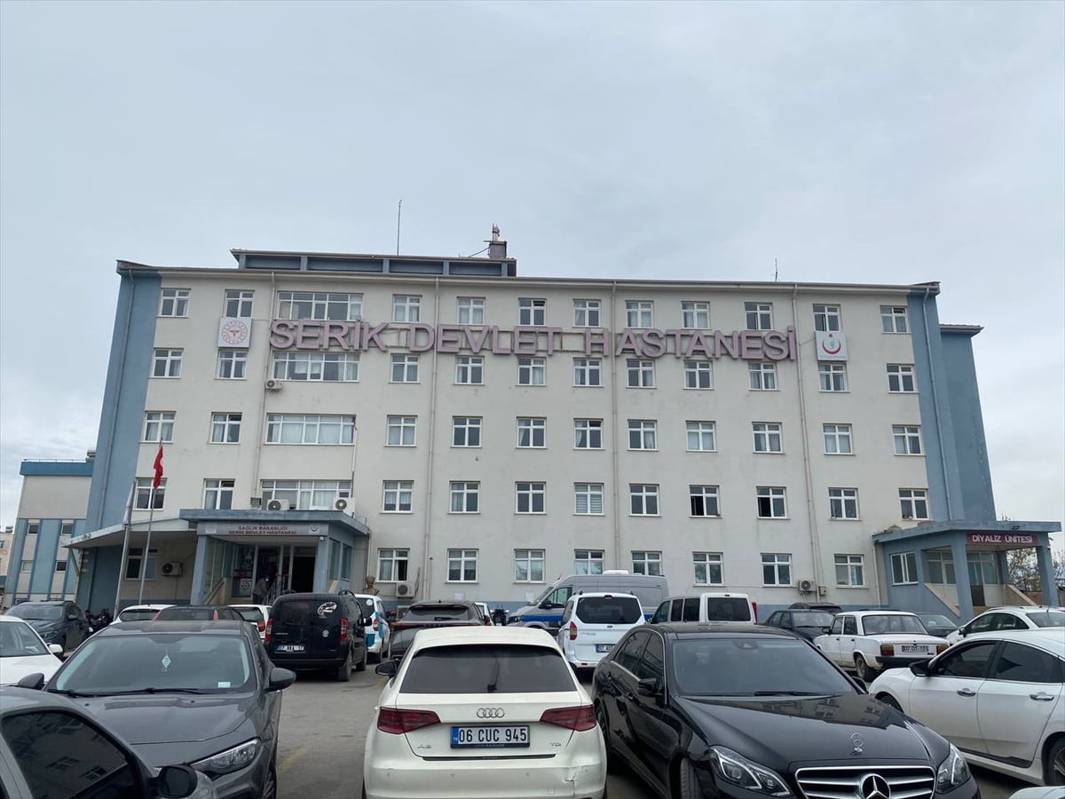 Antalya'nın Serik ilçesinde görevli doktor ve 3 hemşireyi darbettiği öne sürülen anne ile 2 kızı...