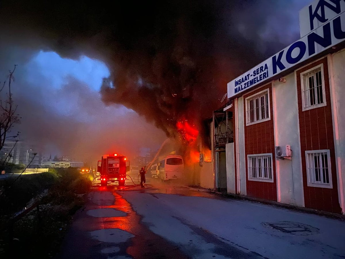 Antalya'nın Serik ilçesinde inşaat malzemeleri bulunan depoda çıkan yangın söndürüldü.