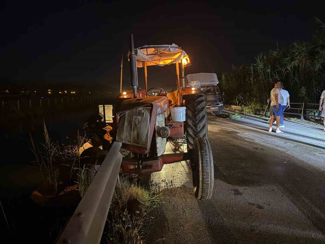ANTALYA'NIN SERİK İLÇESİNDE KAMYONET, TRAKTÖR VE OTOMOBİLİN KARIŞTIĞI ZİNCİRLEME TRAFİK KAZASINDA...