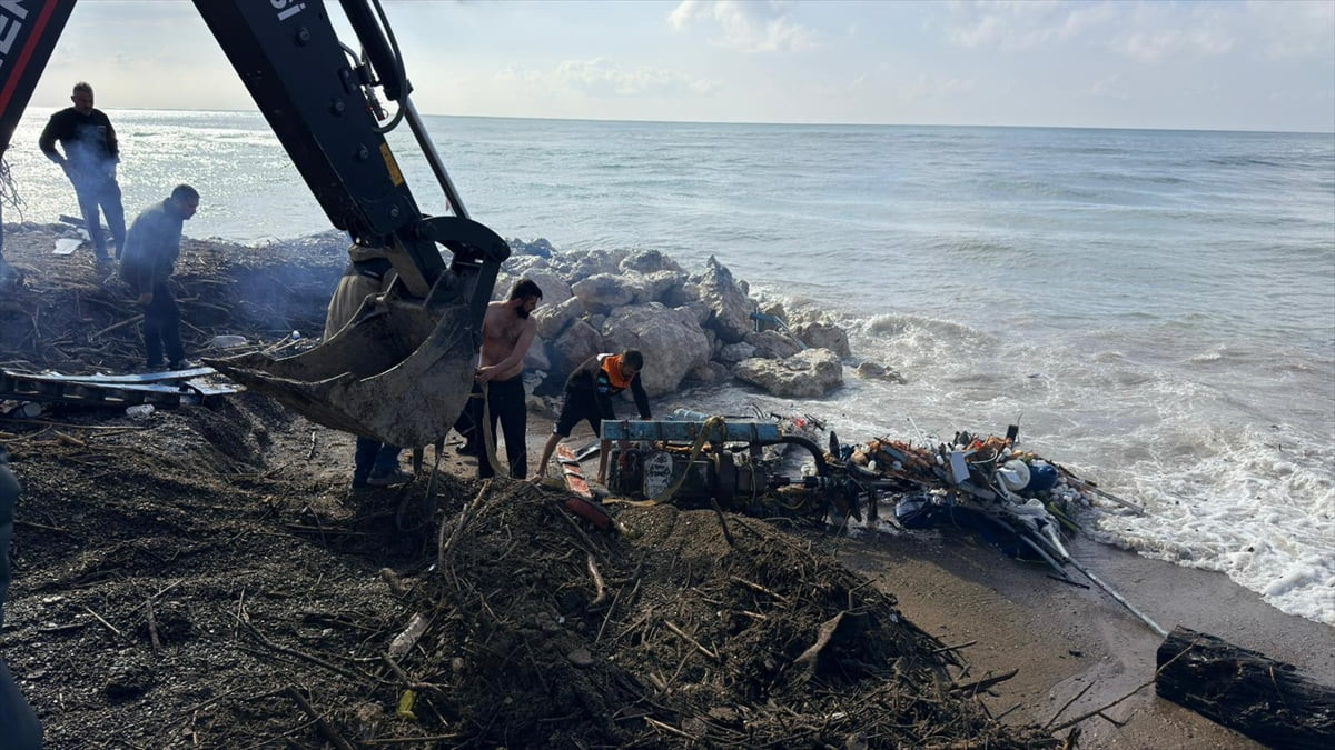 Antalya'nın Serik ilçesinde kayalıklara çarpan tekne kullanılamaz hale geldi.