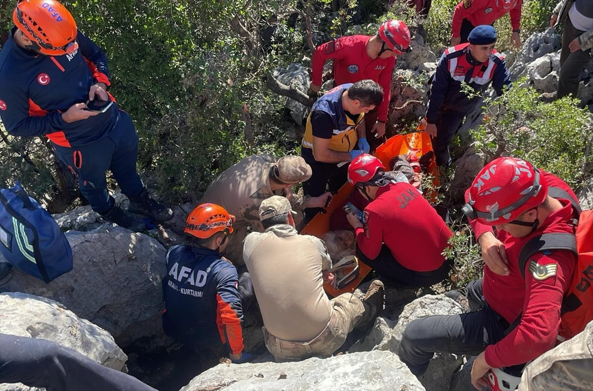Antalya'nın Serik ilçesinde kaybolan 80 yaşındaki Ayşe Şahin, jandarma ekibince dağlık alanda...
