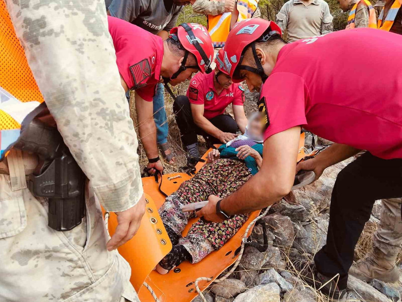 ANTALYA'NIN SERİK İLÇESİNDE KAYBOLAN ALZHEİMER HASTASI KADIN, JANDARMA EKİPLERİNİN YÜRÜTTÜĞÜ ARAMA...