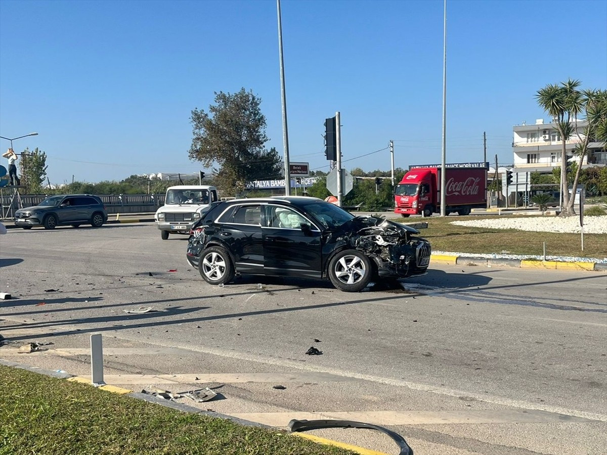 Antalya'nın Serik ilçesinde midibüs ile otomobilin çarpışması sonucu 4 kişi yaralandı.