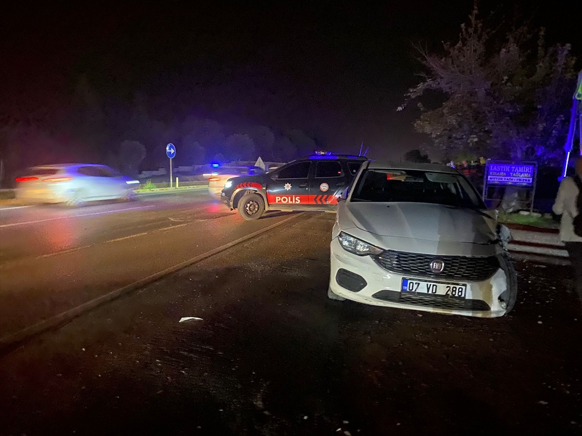 Antalya'nın Serik ilçesinde otomobilin yayalara çarpması sonucu 1 kişi hayatını kaybetti, 1 kişi...