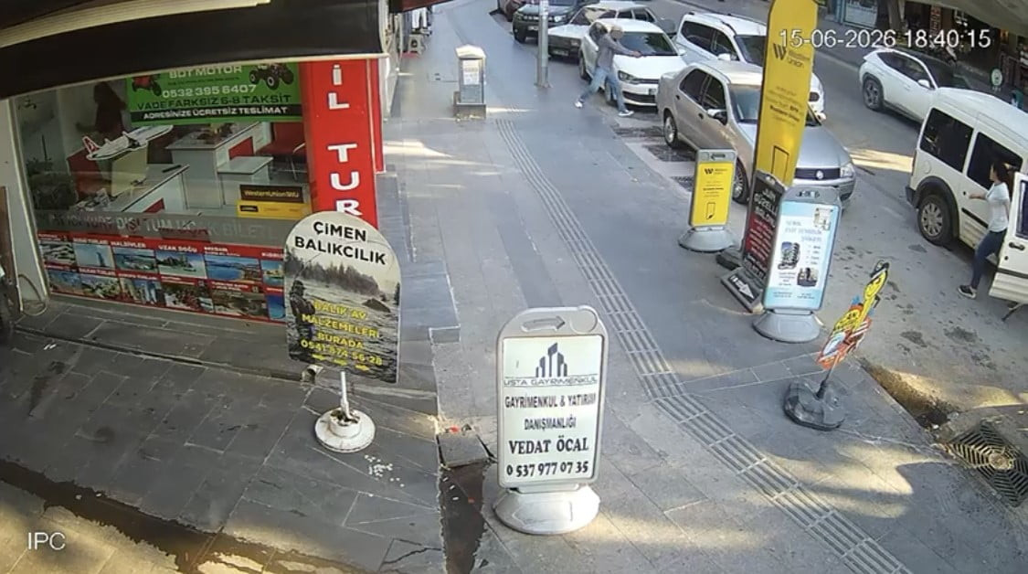 ANTALYA'NIN SERİK İLÇESİNDE PASTANEDEN ALDIĞI DOĞUM GÜNÜ PASTASIYLA YÜRÜYEN BİR KİŞİNİ ARKASINDAN...