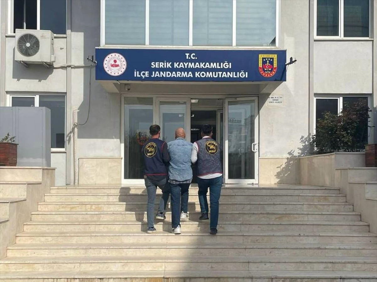 Antalya'nın Serik ilçesinde, "kasten öldürme" suçundan 11 yıldır aranan cinayet zanlısı, jandarma...