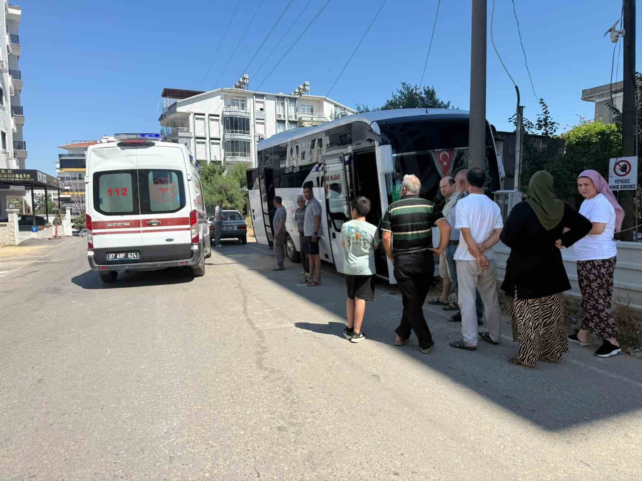 ANTALYA'NIN SERİK İLÇESİNDE SEYİR HALİNDEYKEN KALP KRİZİ GEÇİRDİĞİ DEĞERLENDİRİLEN SERVİS MİDİBÜSÜ...