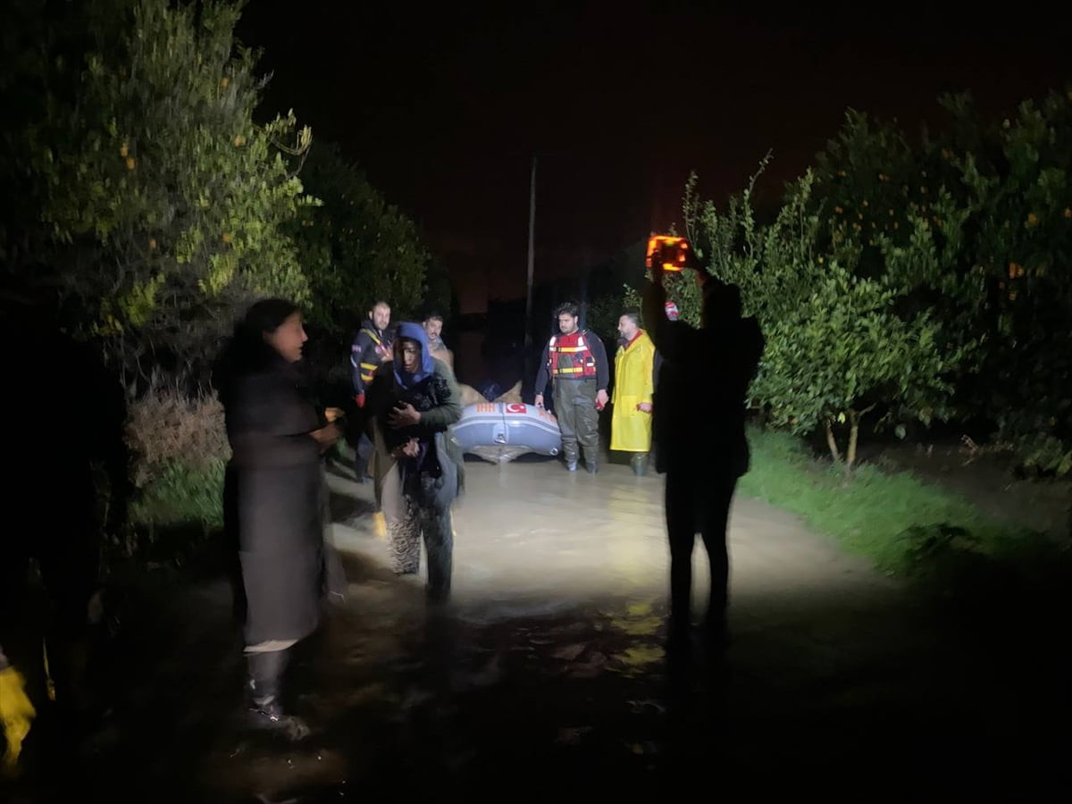 Antalya'nın Serik ilçesinde su baskını yaşanan barınağa botlar yardımıyla ulaşan ekipler, 27...