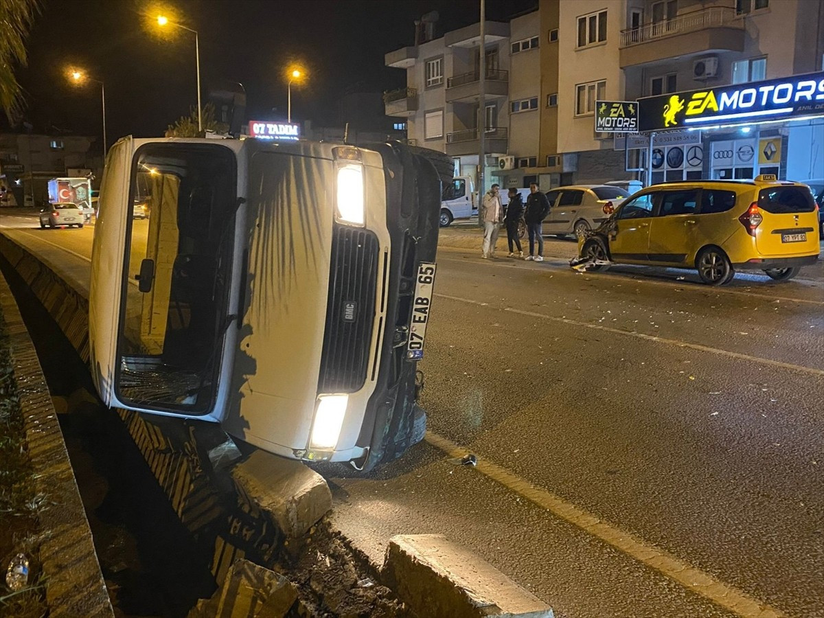 Antalya'nın Serik ilçesinde taksi ile kamyonetin karıştığı kazada 2 kişi yaralandı.