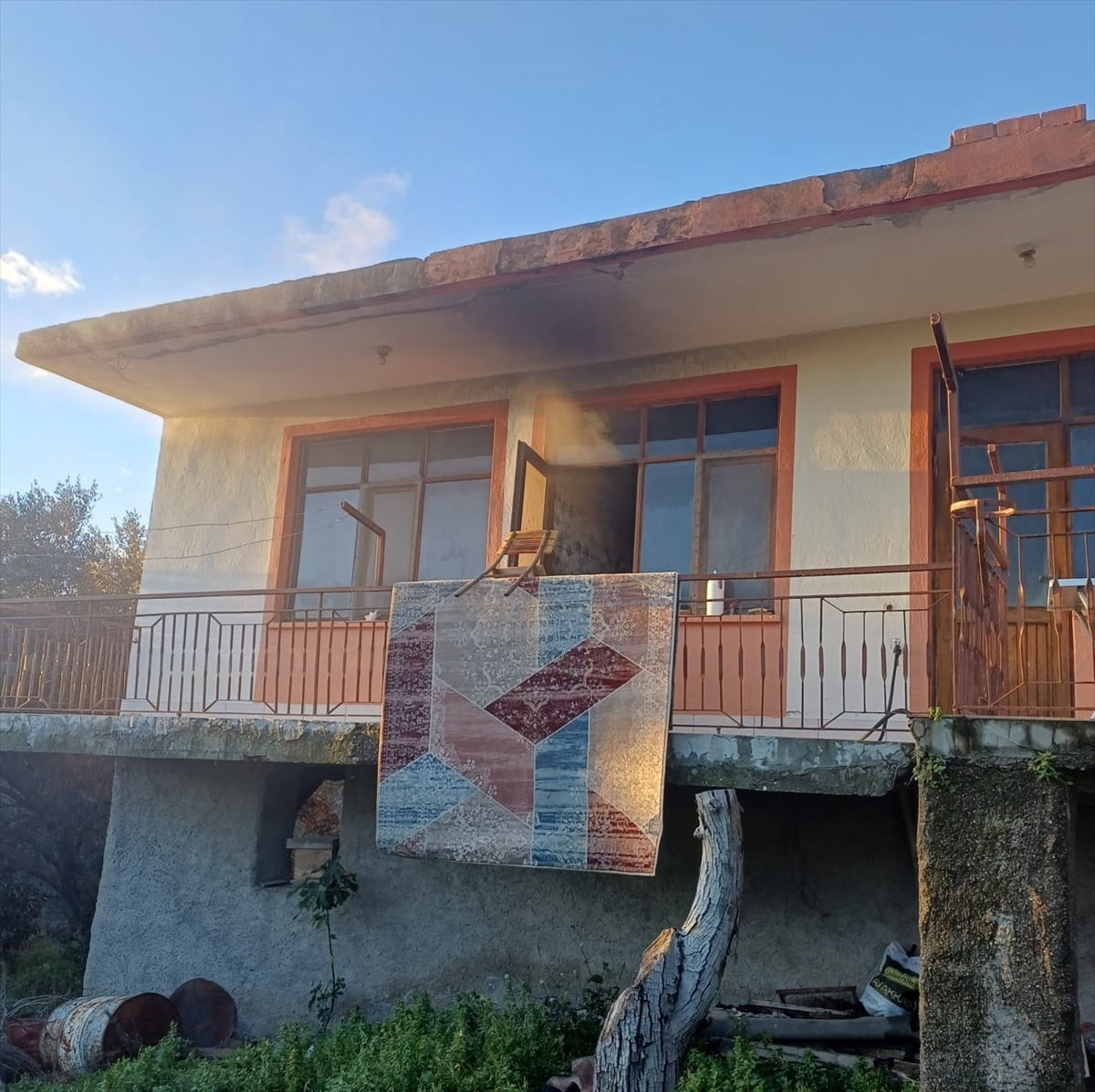Antalya'nın Serik ilçesinde tek katlı evde çıkan yangında yaşlı kadın hayatını kaybetti.