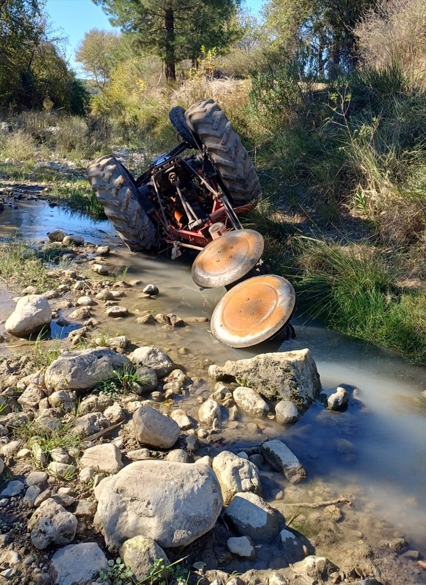 Antalya'nın Serik ilçesinde traktörün altında kalan sürücü yaşamını yitirdi.