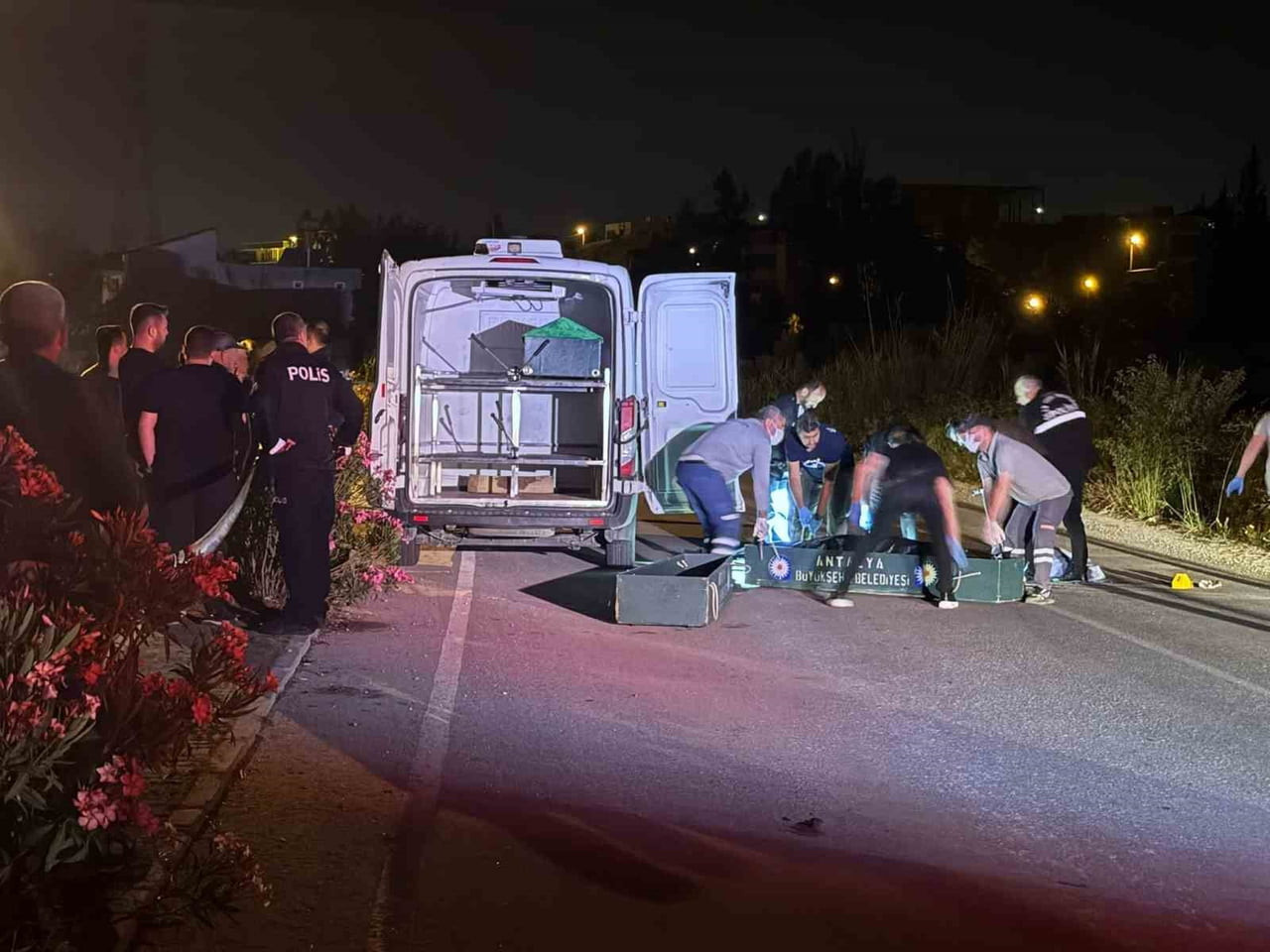 ANTALYA'NIN SERİK İLÇESİNDE YOL VERME VE SELEKTÖR YAPMA NEDENİYLE ÇIKAN TARTIŞMADA 3 KİŞİNİN...