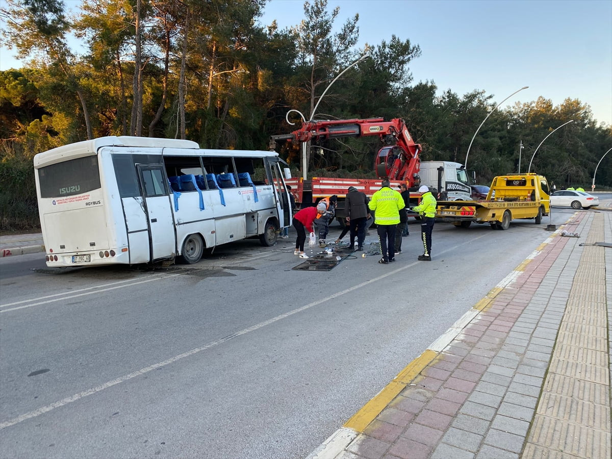 Antalya'nın Serik ilçesinde yolcu midibüsüyle otomobilin çarpışması sonucu 3 kişi yaralandı. Kaza...