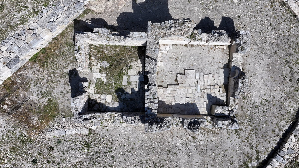 Antalya'nın Serik ilçesindeki Sillyon Antik Kenti'nde Osmanlı döneminde köy merkezi olan mescit ve...