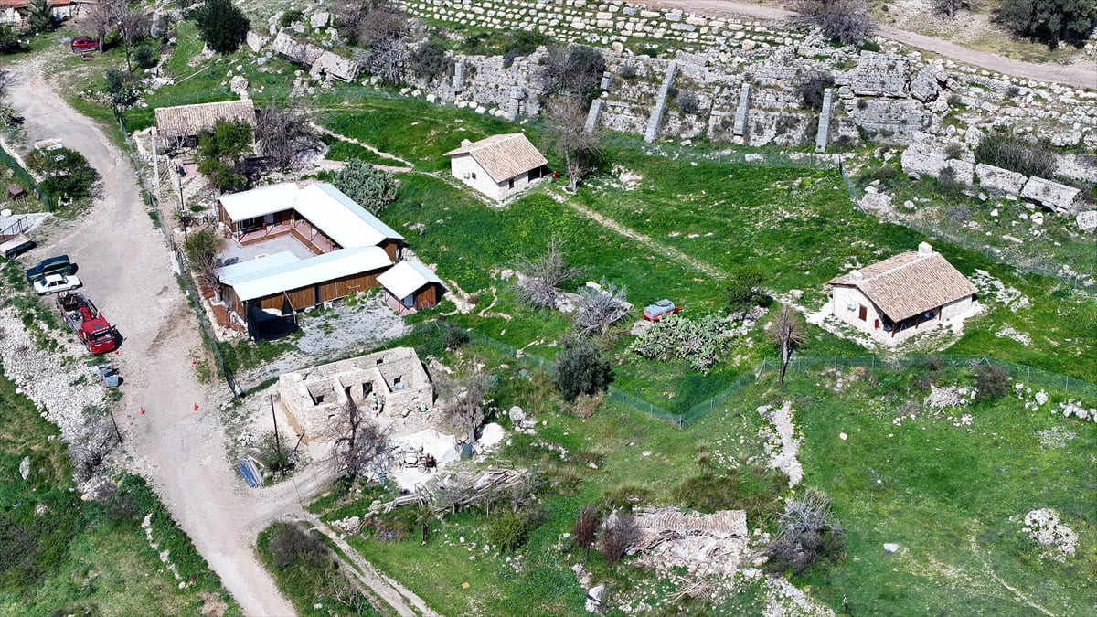 Antalya'nın Serik ilçesindeki Sillyon Antik Kenti'nde yer alan ve tarihi eser hüviyeti...