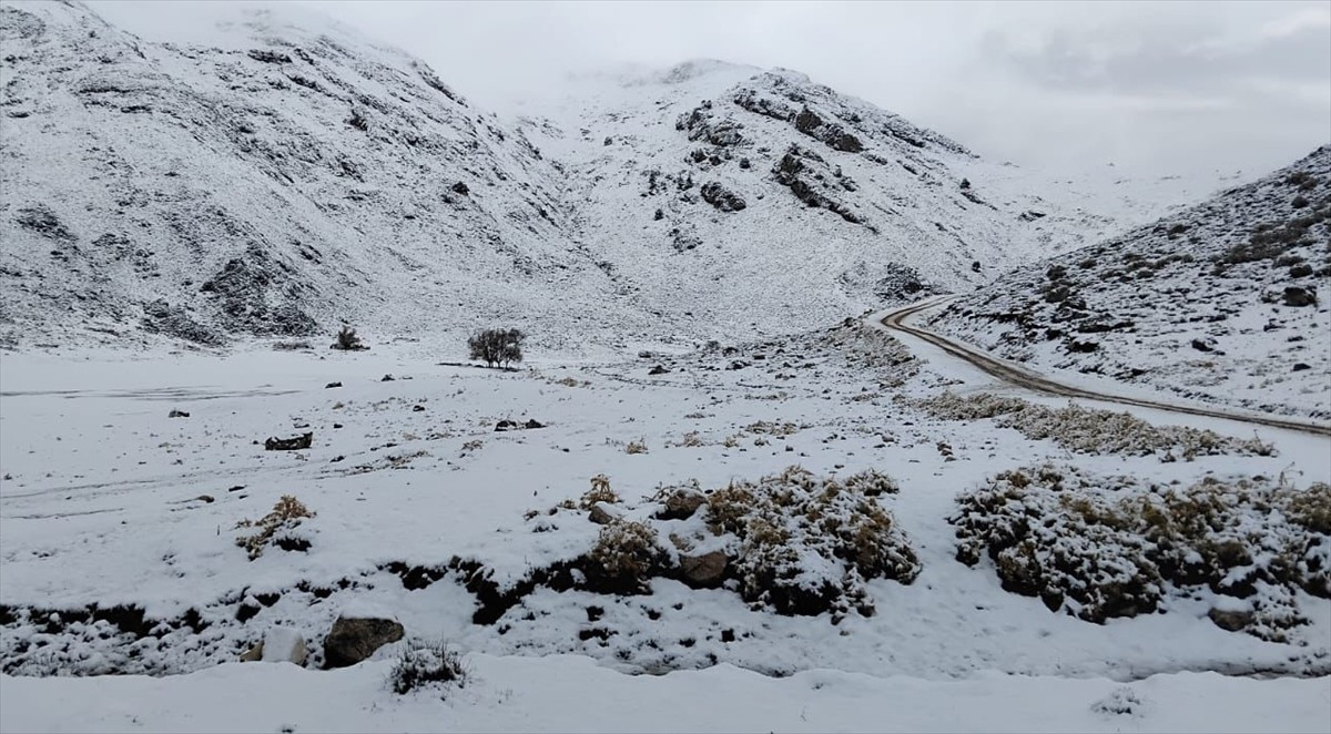 Antalya'nın yüksek kesimleri karla kaplandı. Kaş ilçesinin yüksek kesimlerinden Gömbe, Sütleğen...