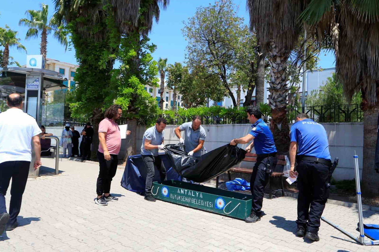 ANTALYA’DA 1 KİŞİ DURAKTA BULUNAN BANK ÜZERİNDE ÖLÜ BULUNDU. ŞAHSIN , SABAH SAATLERİNDE ADLİYEDEKİ...